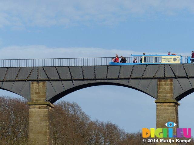 FZ003989 Canal boat crossing Pontcysyllte Aqueduct, Llangollen